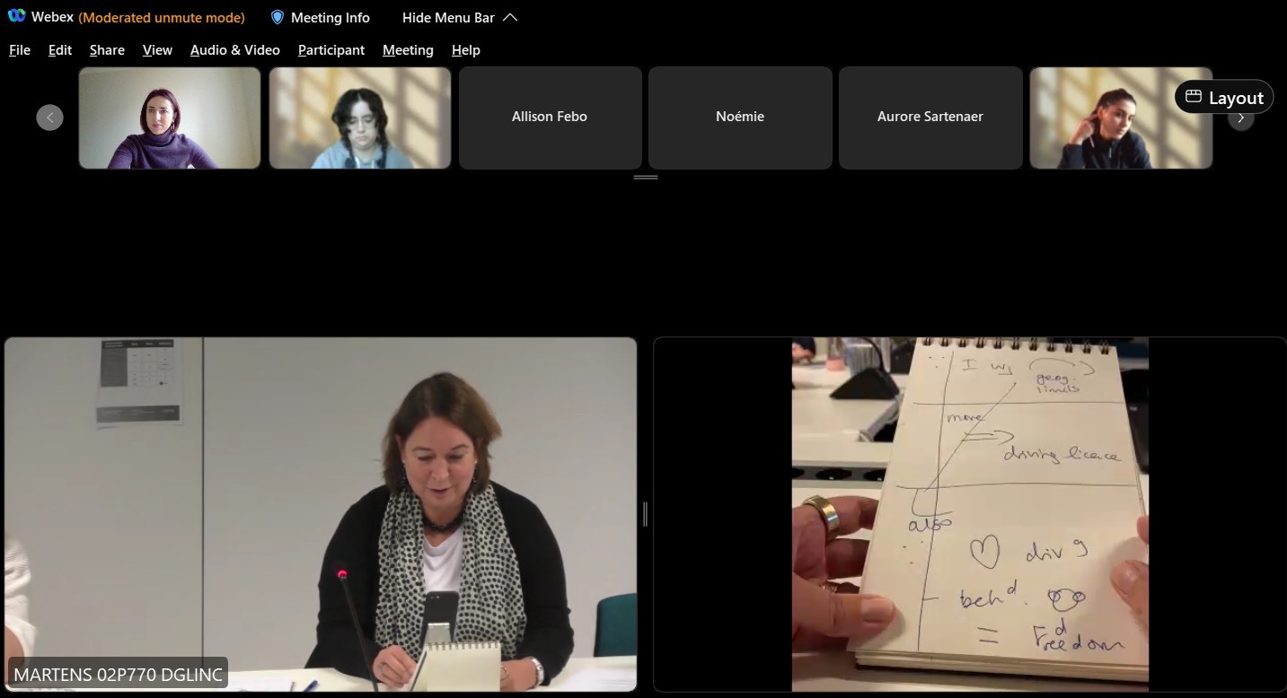 Cathy Pearson послідовно перекладає промову англійською мовою, використовуючи нотатки